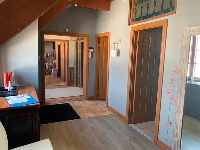 275 Boul Des Braves, Terrebonne, QC for sale - Interior Photo - Image 2 of 9