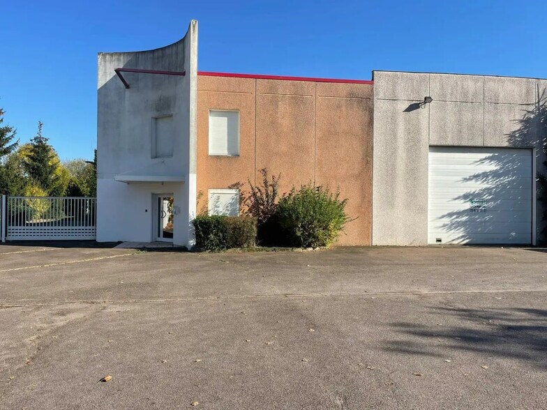 Flex in Metz for lease - Building Photo - Image 1 of 11