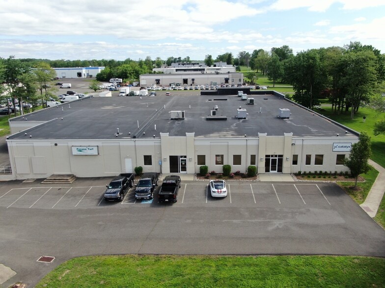 160 Commerce Dr, Montgomeryville, PA for lease - Building Photo - Image 1 of 5