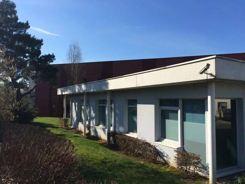 Office in Petit-Couronne for lease - Building Photo - Image 3 of 5