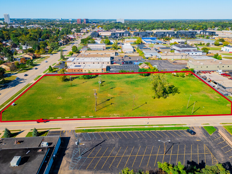 930-946 Livernois Rd, Troy, MI for sale - Building Photo - Image 2 of 6