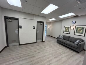 311 N Ottawa St, Joliet, IL for lease Interior Photo- Image 2 of 10