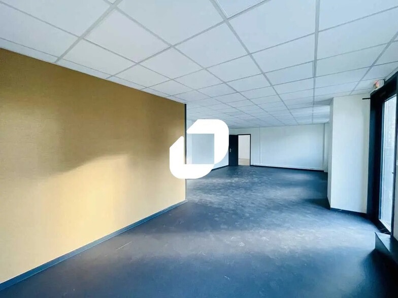 11-13 Chemin De L'Industrie, Dardilly for lease - Building Photo - Image 2 of 16