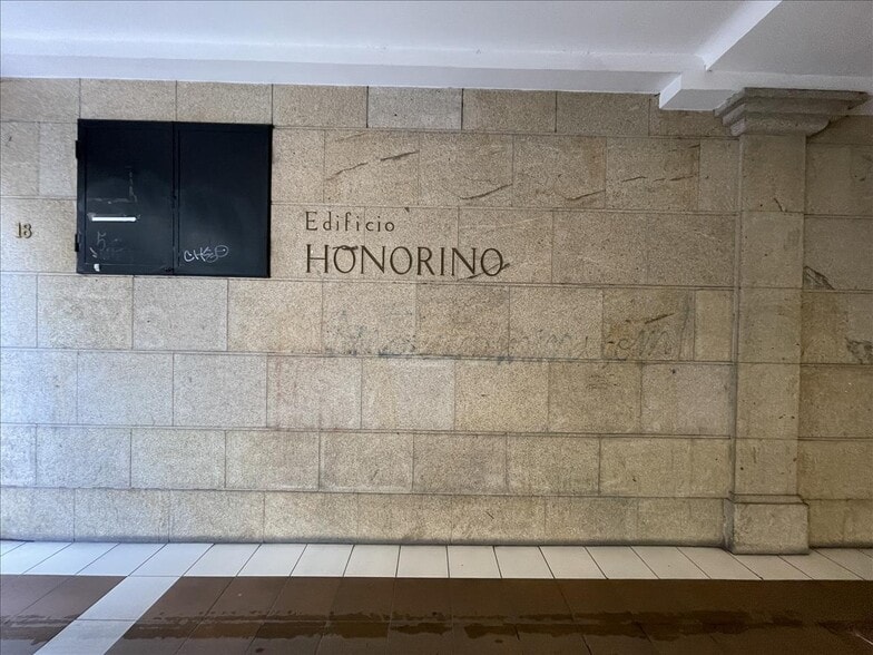 Rúa Do Xeneral Pardiñas, Santiago de Compostela, La Coruna for sale - Building Photo - Image 3 of 6