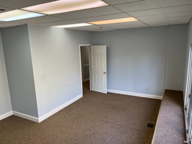 898 Ethan Allen Hwy, Ridgefield, CT for lease - Interior Photo - Image 3 of 9