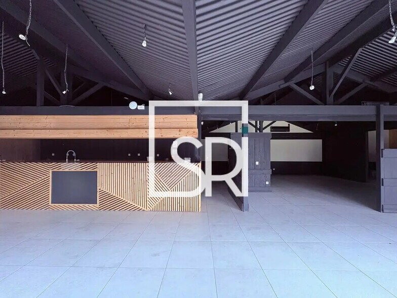 Retail in Clermont-Ferrand for lease - Building Photo - Image 2 of 10