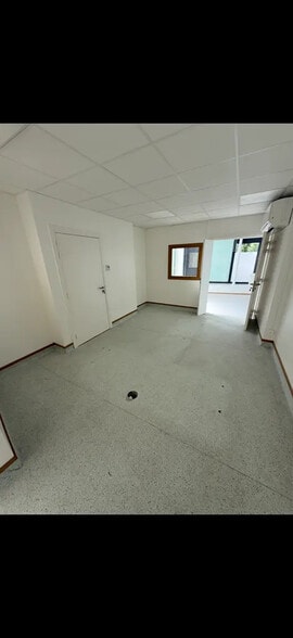 Retail in Paris for lease - Interior Photo - Image 2 of 5