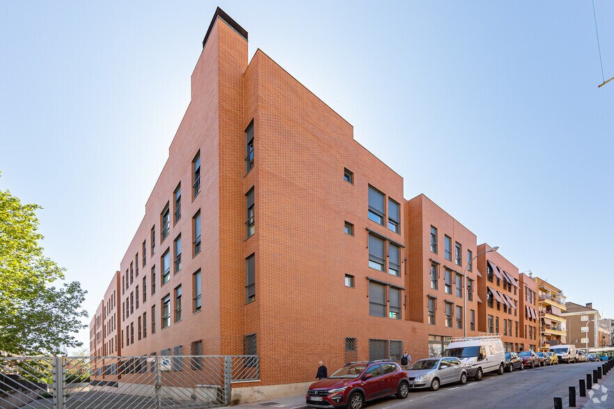 Calle de Joaquín Turina, Madrid, Madrid for sale - Primary Photo - Image 1 of 4