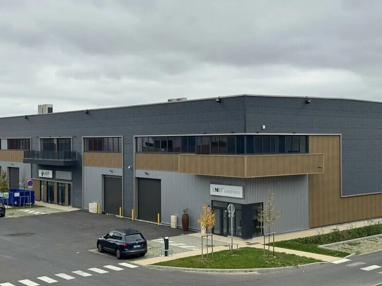 Flex in Chalifert for lease - Building Photo - Image 2 of 4