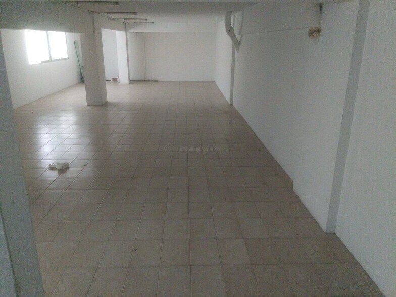 Retail in Cáceres, Cáceres for lease - Building Photo - Image 3 of 7