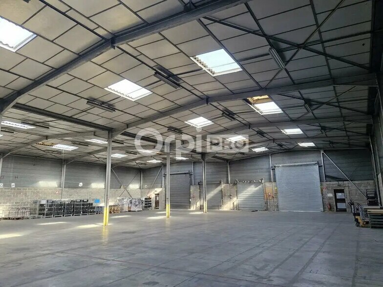 Office in Vaulx-en-Velin for lease - Interior Photo - Image 1 of 9