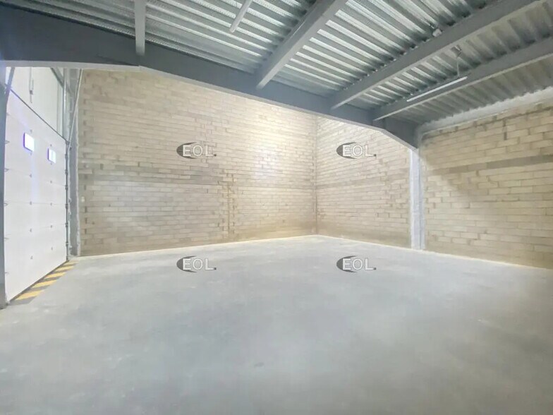 Flex in Coignières for lease - Interior Photo - Image 1 of 5