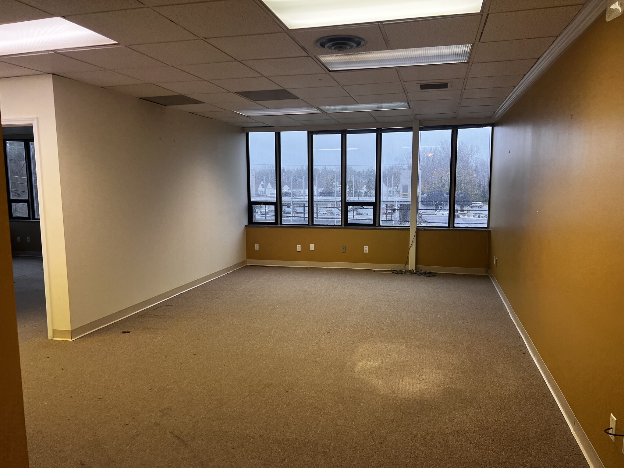 4050 W Maple Rd, Bloomfield Hills, MI for lease Interior Photo- Image 1 of 4