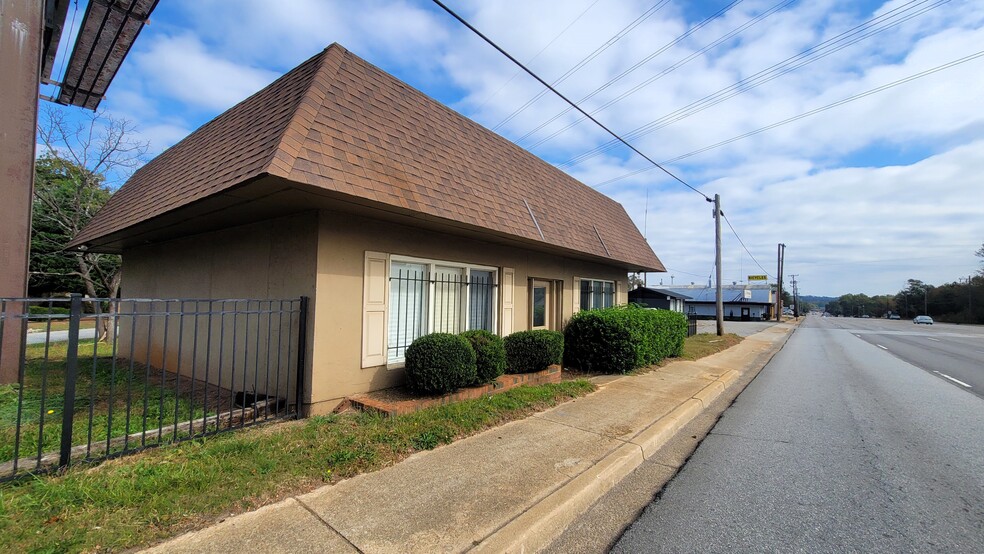 1908 N Pleasantburg Dr, Greenville, SC for sale - Building Photo - Image 1 of 6