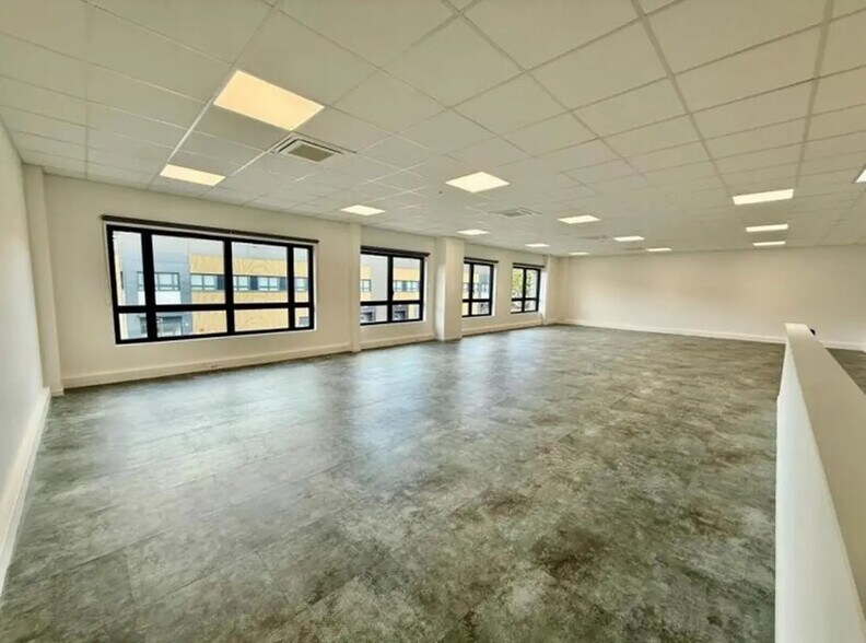 Flex in Trappes for lease - Building Photo - Image 3 of 16