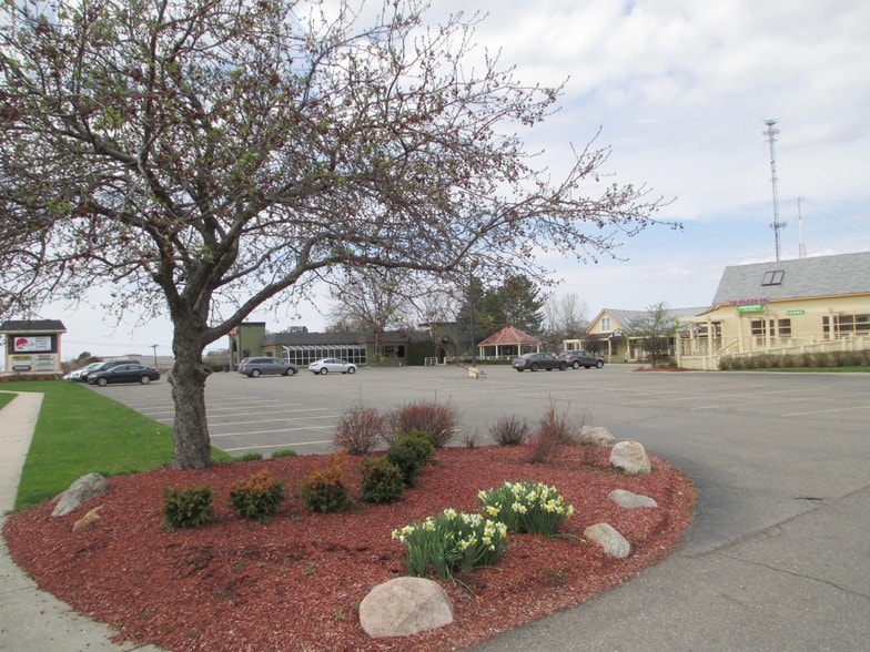 41990-42050 Grand River Ave, Novi, MI for lease - Building Photo - Image 2 of 15