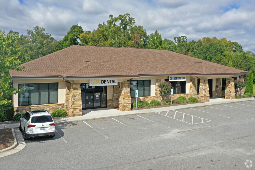 2021 Eastchester Dr, High Point, NC for lease - Building Photo - Image 1 of 7