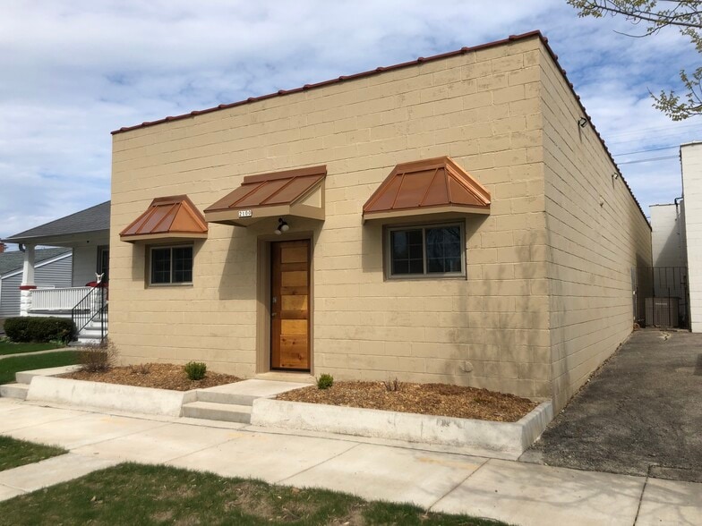 2100 S 57th St, West Allis, WI for sale - Building Photo - Image 2 of 20