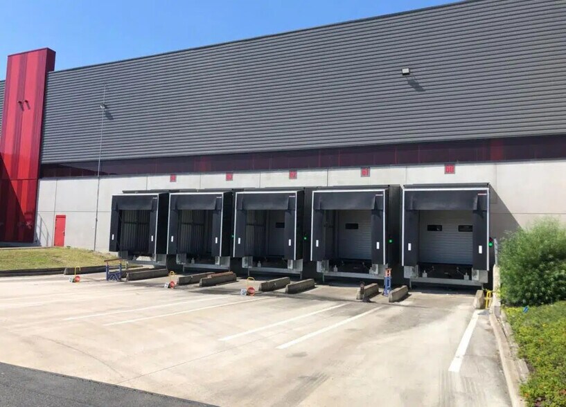 Industrial in Mer for lease - Building Photo - Image 3 of 14