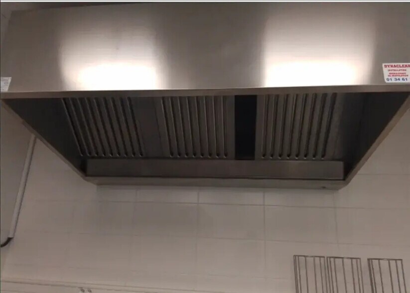 Retail in Paris for lease - Interior Photo - Image 2 of 2