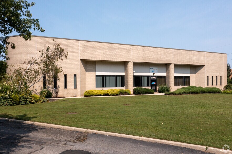 47 Mall Dr, Commack, NY for sale - Building Photo - Image 1 of 1