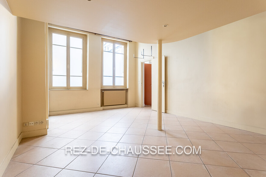 Multifamily in Paris for sale - Interior Photo - Image 2 of 3