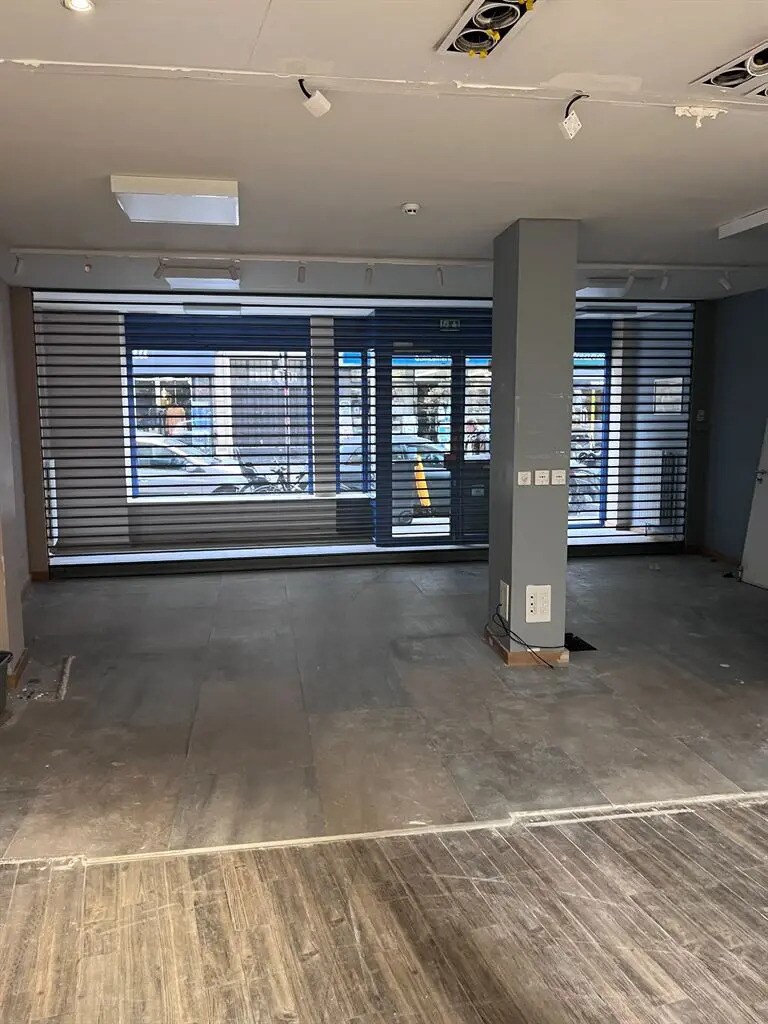 Retail in Paris for lease Building Photo- Image 1 of 9