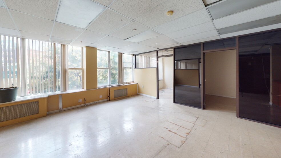 40-22 82nd St, Elmhurst, NY for lease - Interior Photo - Image 3 of 8