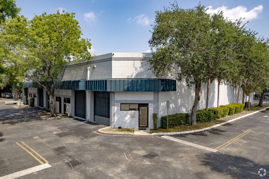 6741 W Sunrise Blvd, Plantation, FL for lease - Building Photo - Image 3 of 11