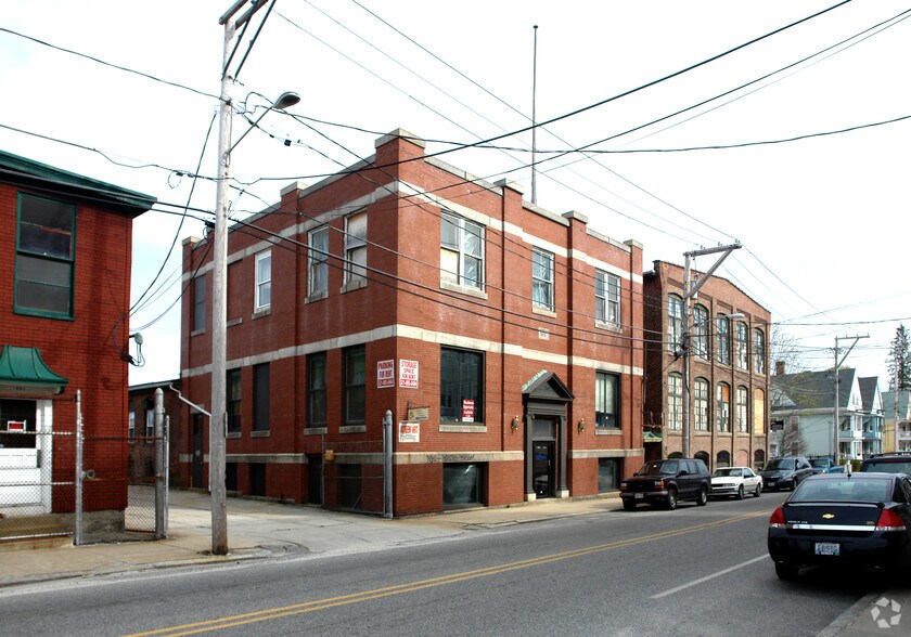 565 N Main St, Woonsocket, RI 02895