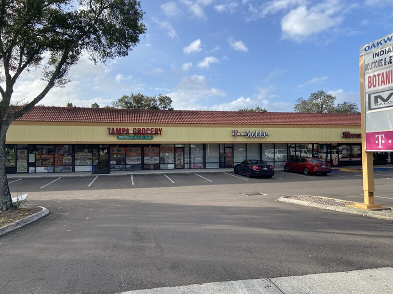 801-825 E Brandon Blvd, Brandon, FL for lease - Building Photo - Image 3 of 7