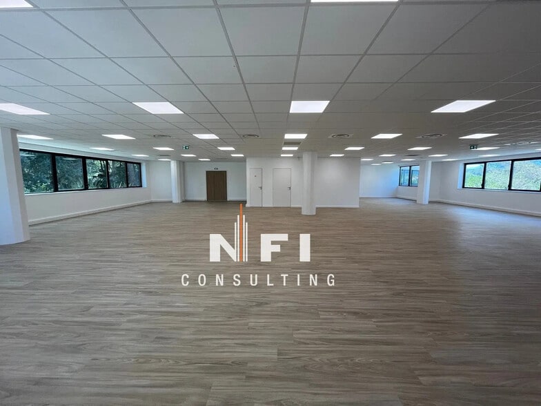 Office in Valbonne for lease - Interior Photo - Image 2 of 5