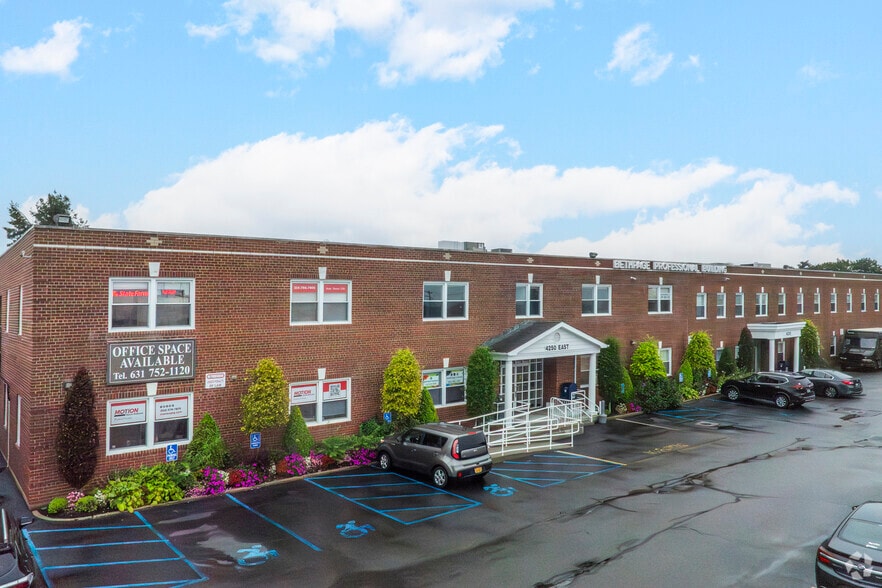 4230-4250 Hempstead Tpke, Bethpage, NY for lease - Primary Photo - Image 1 of 5