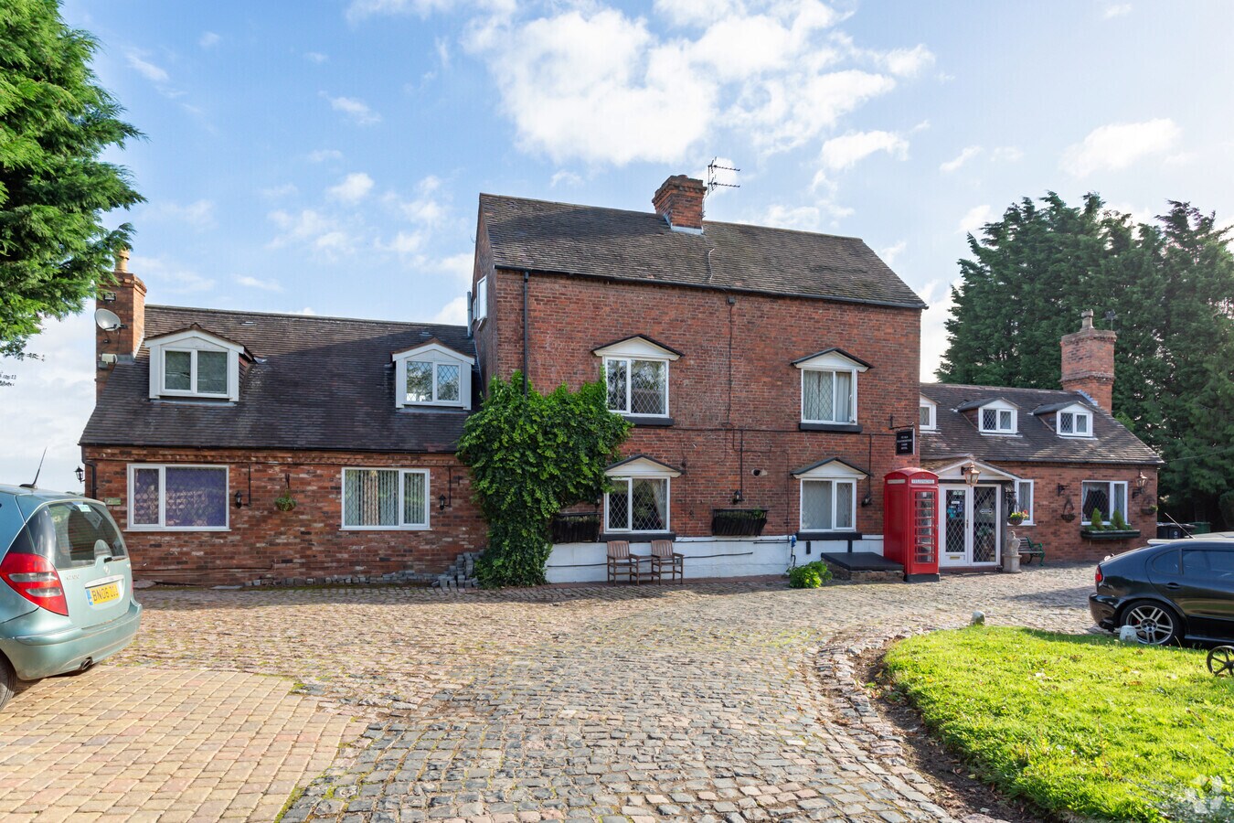 New Rd, Wolverhampton, WMD WV10 7NW Featherstone Farm Hotel