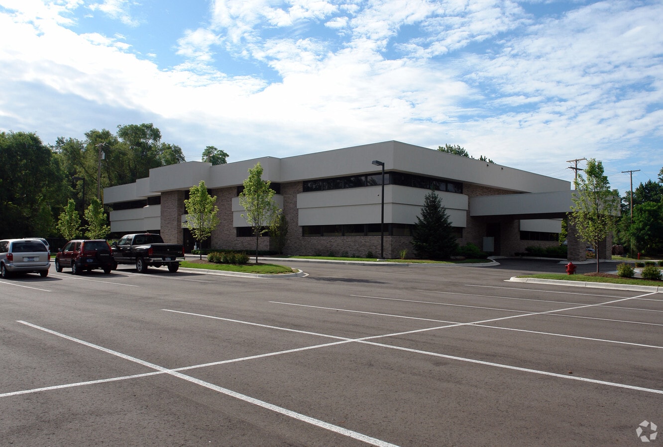 9640 Commerce Rd, Commerce Township, MI 48382