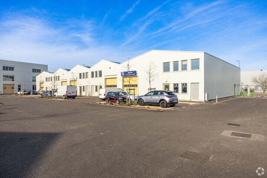 22 Rue Marius Grosso, Vaulx-en-Velin for lease - Building Photo - Image 1 of 7