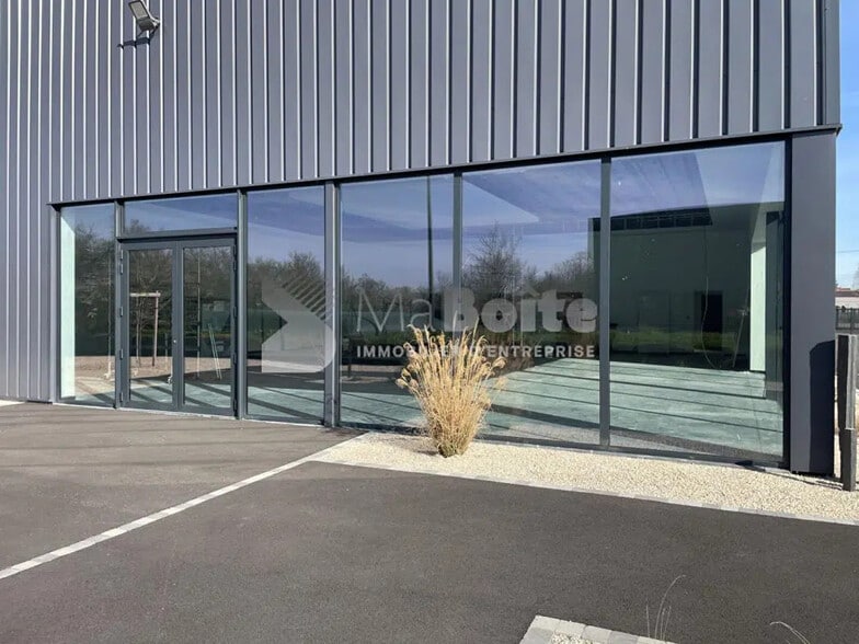 Office in Pouilly-sous-Charlieu for lease - Building Photo - Image 3 of 6