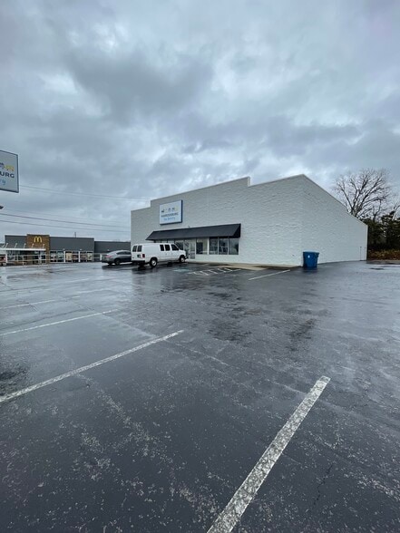 685 S College St, Harrodsburg, KY for lease - Building Photo - Image 1 of 15