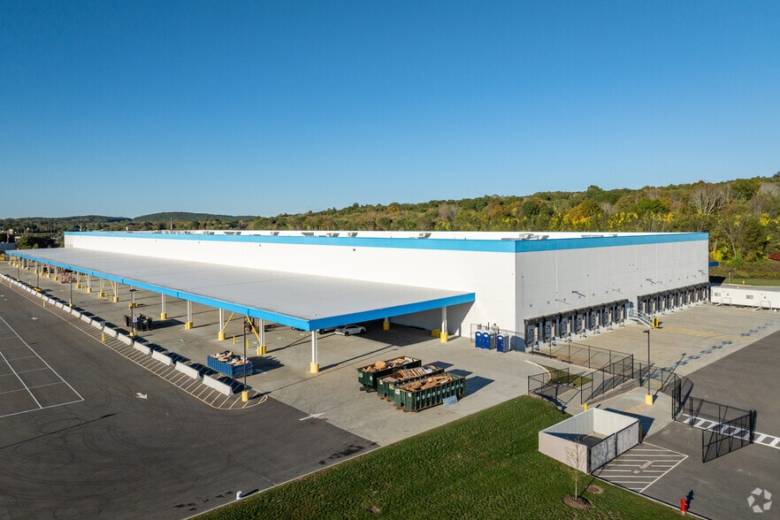 137 Lathrop Rd, Plainfield, CT for sale - Primary Photo - Image 1 of 4