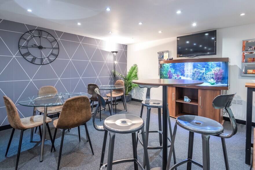 Oakcroft Rd, Chessington for lease - Interior Photo - Image 3 of 16