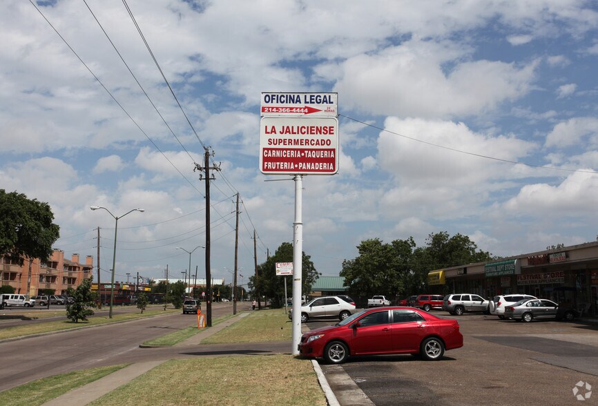 9500-9526 Webb Chapel Rd, Dallas, TX for lease - Building Photo - Image 3 of 4