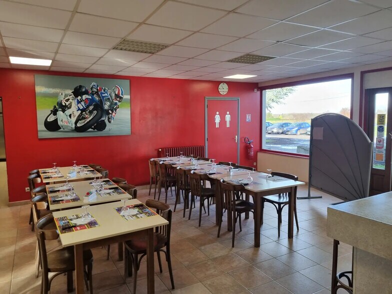 Retail in La Rivière-Saint-Sauveur for sale - Interior Photo - Image 1 of 1