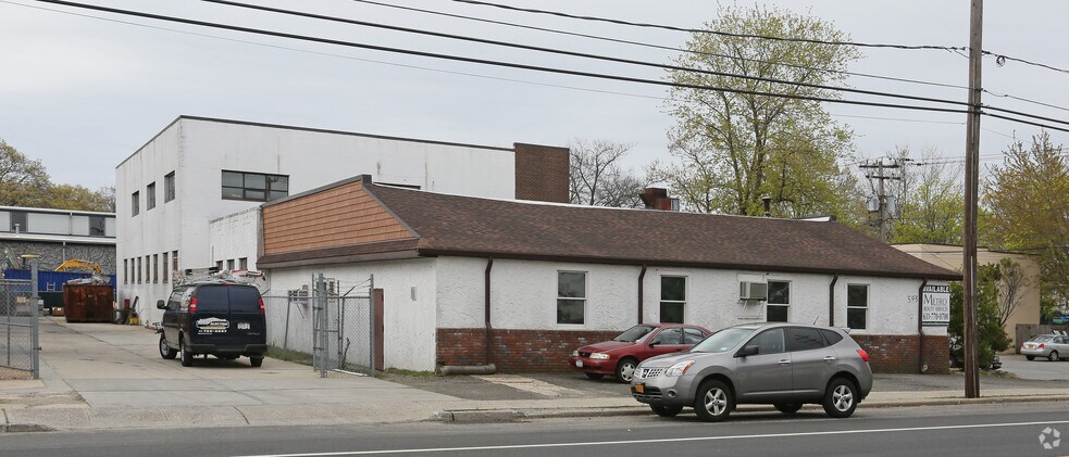 593 W Hoffman Ave, Lindenhurst, NY for sale - Primary Photo - Image 1 of 1