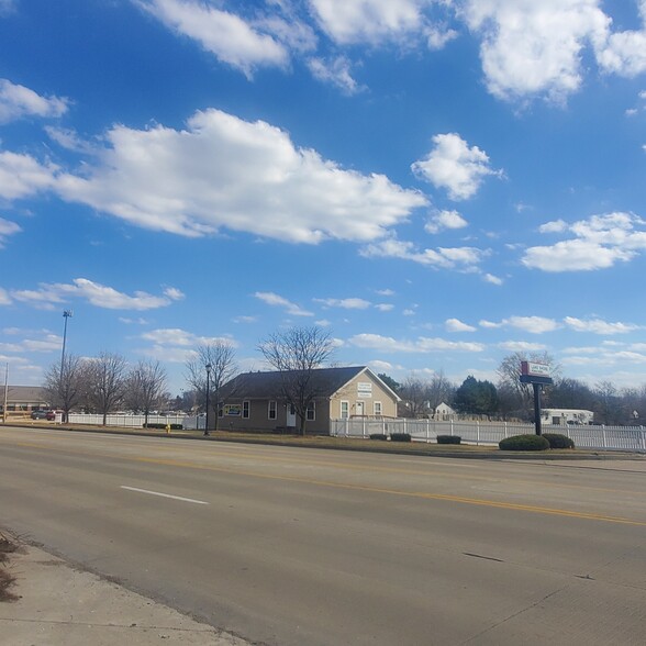 801 Douglas, Mishawaka, IN for lease - Building Photo - Image 2 of 5