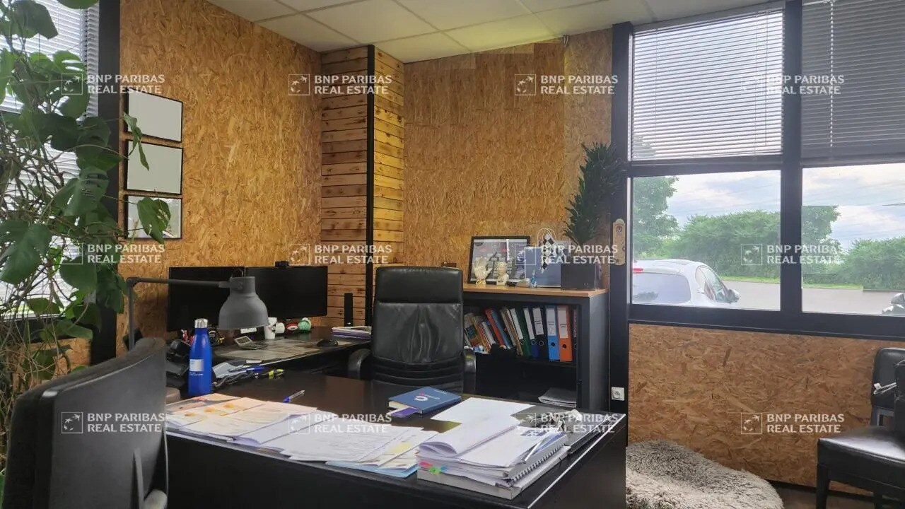 Office in Saint-Thibault-des-Vignes for lease Interior Photo- Image 1 of 1