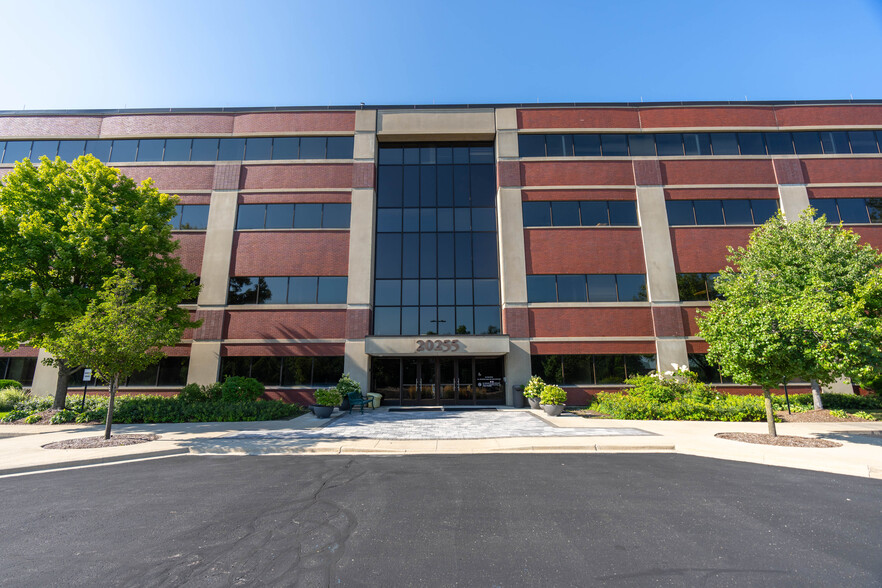 20255 Victor Pky, Livonia, MI for lease - Building Photo - Image 1 of 27