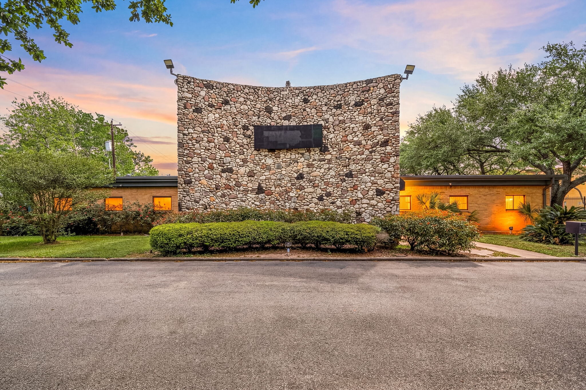 9941 Rowlett Rd, Houston, TX for lease Primary Photo- Image 1 of 25