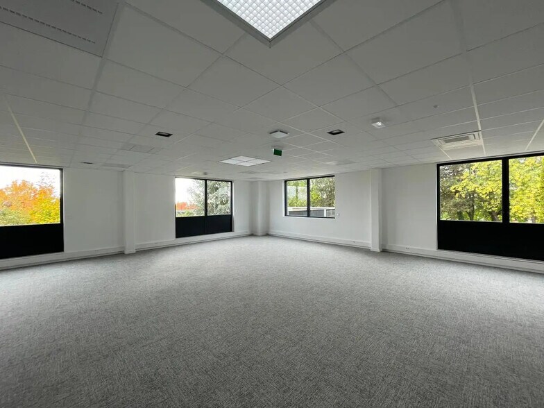 14 Rue Linus Carl Pauling, Mont-Saint-Aignan for lease - Interior Photo - Image 3 of 10