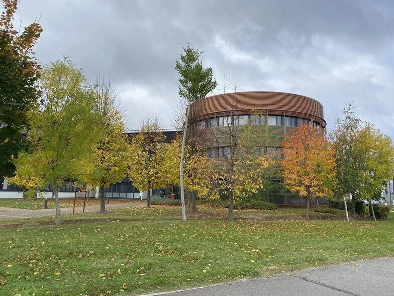 Office in Buchelay for lease - Building Photo - Image 2 of 8