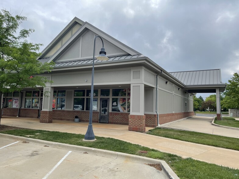 2500-2510 Village Green Pl, Champaign, IL for lease - Building Photo - Image 1 of 2